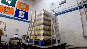 Animated image of a pallet of mayonnaise containers going through a vibration test.